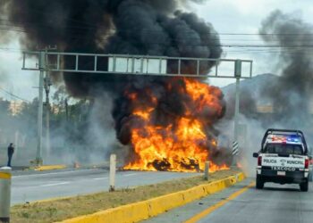 Volcadura e incendio de tráiler en Texcoco. /AMEXI /Foto: Especial