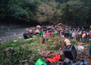 Cae autobús a barranca en Zontecomatlán, Veracruz; ocho fallecidos y 19 lesionados