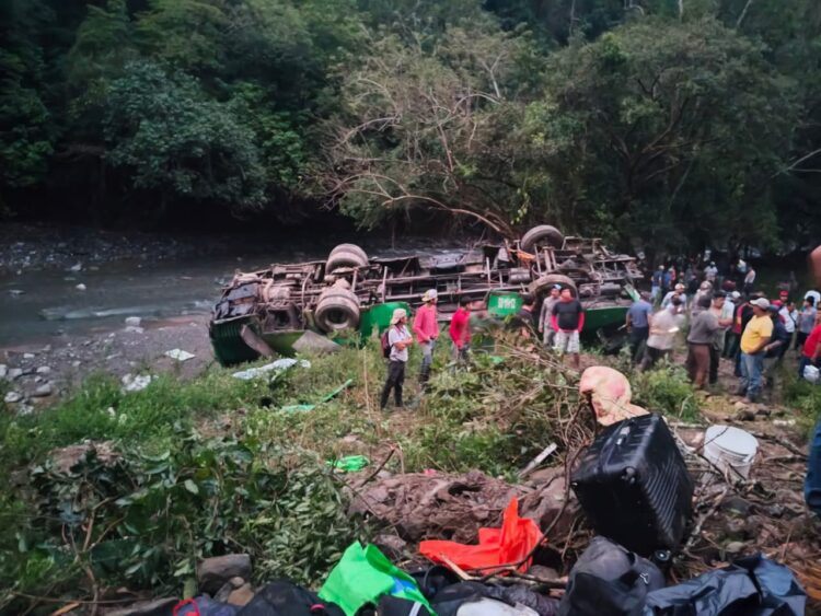 Cae autobús a barranca en Zontecomatlán, Veracruz; ocho fallecidos y 19 lesionados