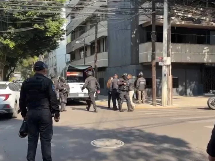 Elementos de la SSC CDMX resguardan la calle Río Ebro en la colonia Juárez tras balacera por operativo contra extorsión.