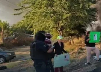 Habitantes de Buenavista Tomatlán, en Michoacán, bloquean ambos sentidos de la carretera Apatzingán–Tepalcatepec.