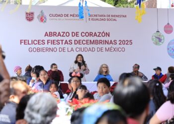 Clara Brugada, Jefa de Gobierno de la CDMX, almuerza con vecinos de Álvaro Obregón