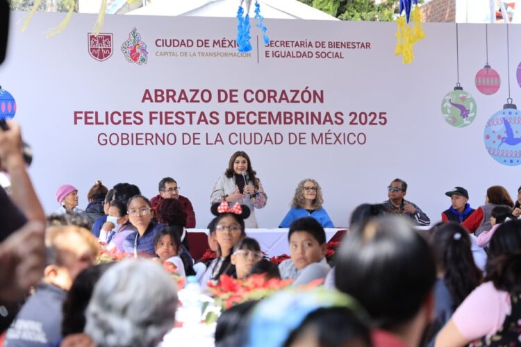 Clara Brugada, Jefa de Gobierno de la CDMX, almuerza con vecinos de Álvaro Obregón