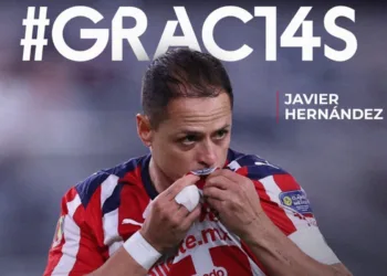 Chicharito Hernández, con más pena que gloria, se va de Chivas