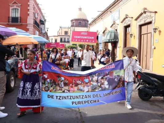 Desfile de artesanos en Zamora, Michoacán