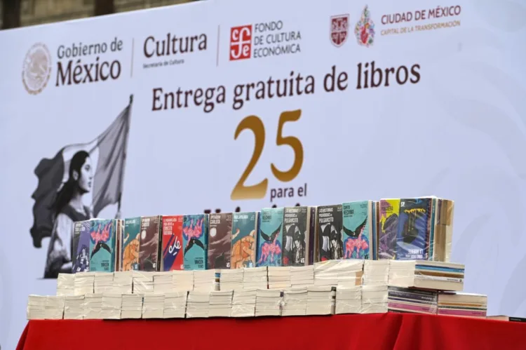 Entrega de libros gratuita en el Zócalo