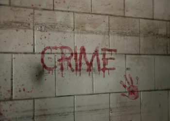 Patrullas de la SSC y peritos de la Fiscalía resguardan edificio en la colonia San Pedro de los Pinos por fallecimiento de un hombre.