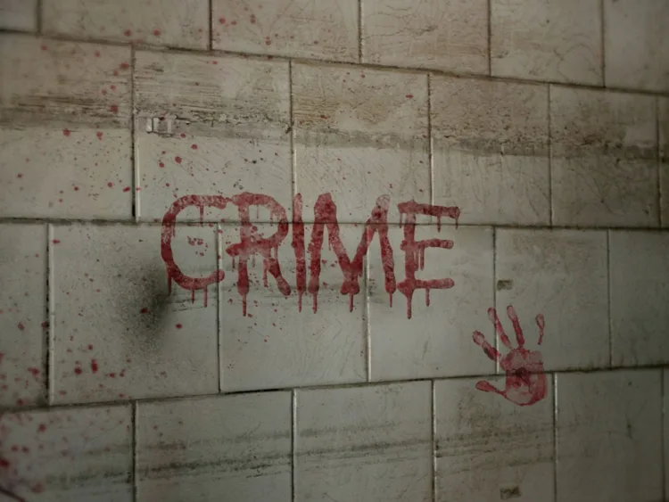 Patrullas de la SSC y peritos de la Fiscalía resguardan edificio en la colonia San Pedro de los Pinos por fallecimiento de un hombre.