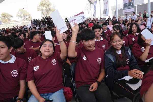 Jóvenes reciben beca Benito Juárez en Querétaro