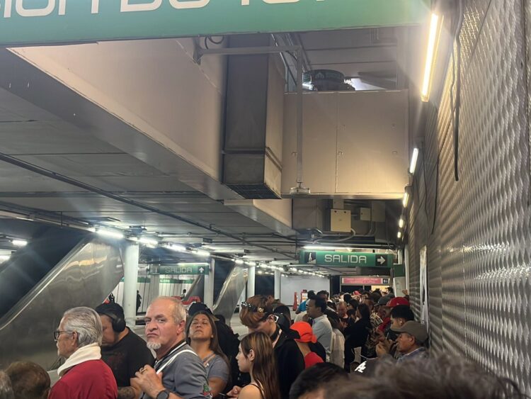 Usuarios reportan fuertes Retrasos en Bellas Artes Línea 8 del Metro CDMX AMEXI / FOT: RR SS