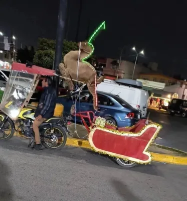 mototaxi navideño en Chimalhuacán