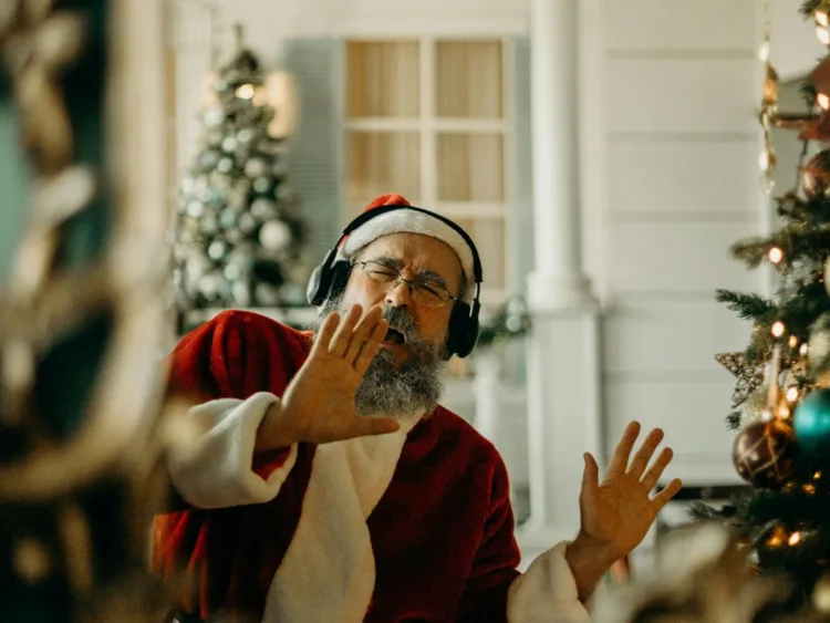 Descubre los villancicos y canciones navideñas 2025 con nuevas versiones y colaboraciones para disfrutar en familia esta temporada. | AMEXI/FOTO: Pexels