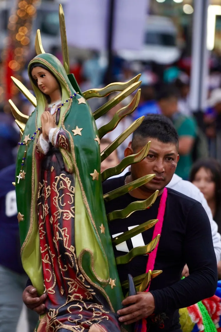 A pie, en bicicleta y de rodillas, peregrinos continuan llegando a la Basílica