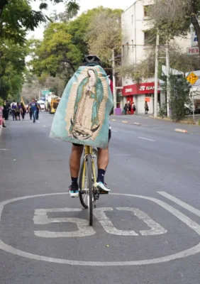A pie, en bicicleta y de rodillas, peregrinos continuan llegando a la Basílica