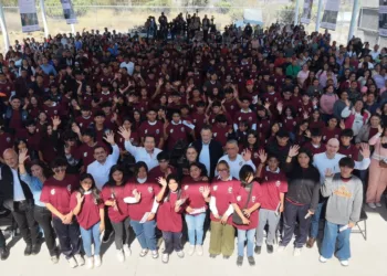 Entrega Sheinbaum becas para educción media superior