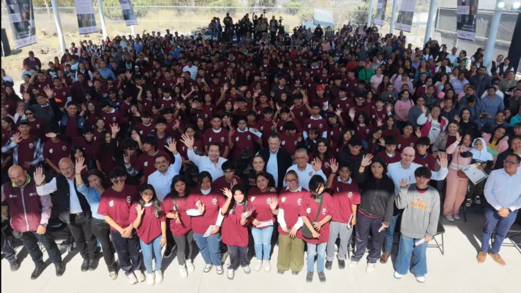 Entrega Sheinbaum becas para educción media superior