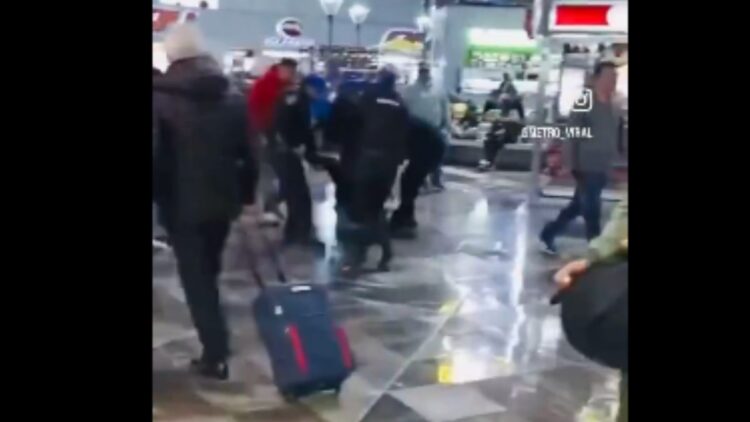 El incidente tuvo lugar en los pasillos que conectan el Metro con la Terminal de Autobuses de Pasajeros de Oriente (TAPO)/7 diciembre/AMEXI FOTO Redes Sociales