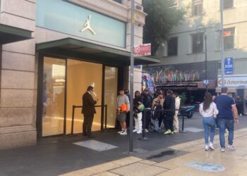 Sneakers hacen fila para comprar tenis Air Jordan 11 Gamma Blue