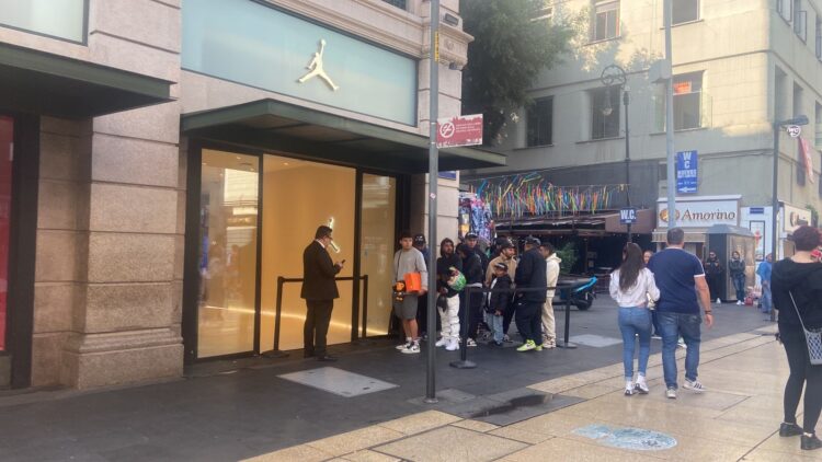 Sneakers hacen fila para comprar tenis Air Jordan 11 Gamma Blue