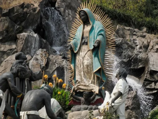 Escultura monumental de la Virgen de Guadalupe en el atrio de la Basílica de Guadalupe, Ciudad de México
