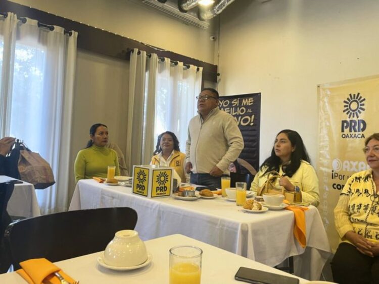 A más de ocho meses del asesinato del exalcalde de Santa María Ipalapa, Gerardo Santos López, la dirigencia estatal del PRD denunció la falta de avances en la investigación.