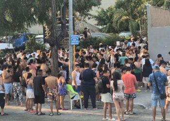 Personas salieron a la Costera Miguel Alemán como medida preventiva por el sismo de magnitud 6.5 registrado al suroeste de San Marcos, Guerrero.