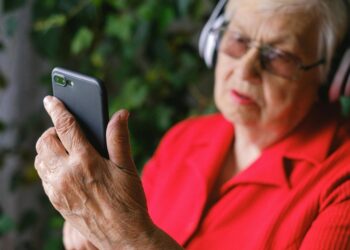 Adultos mayores participarán en un taller para aprender a identificar noticias falsas y navegar de forma segura en internet.