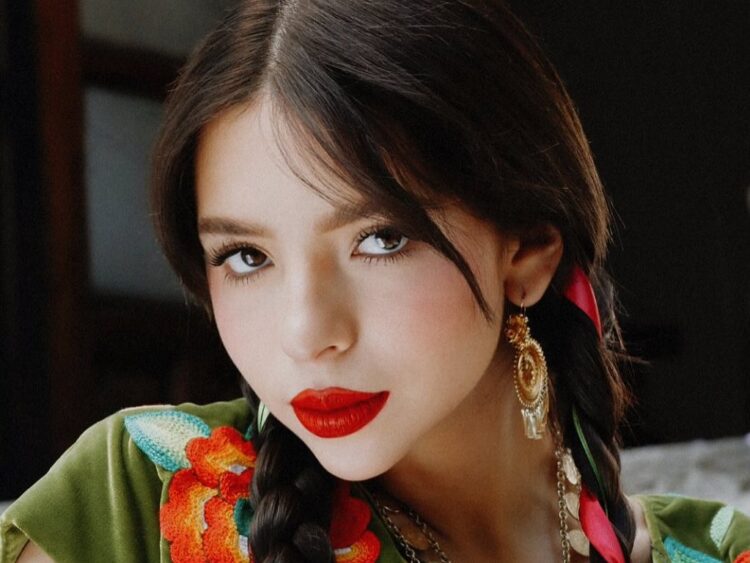 Ángela Aguilar muestra el recetario heredado de su abuela con recetas tradicionales y guía de oraciones familiares.