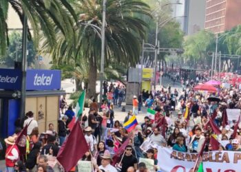 Miles de personas participan en la Marcha Antiimperialista, en CdMx