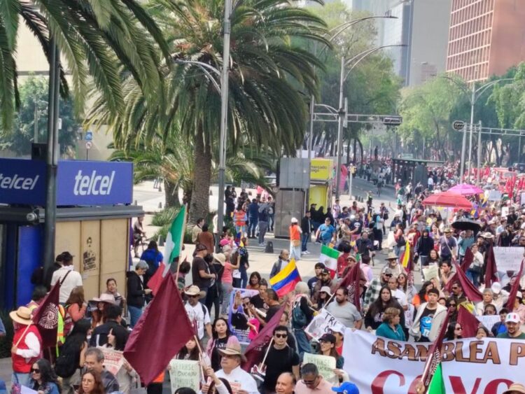 Miles de personas participan en la Marcha Antiimperialista, en CdMx