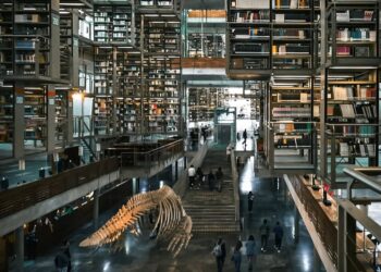 Interior de la Biblioteca Vasconcelos con estanterías y áreas de lectura.