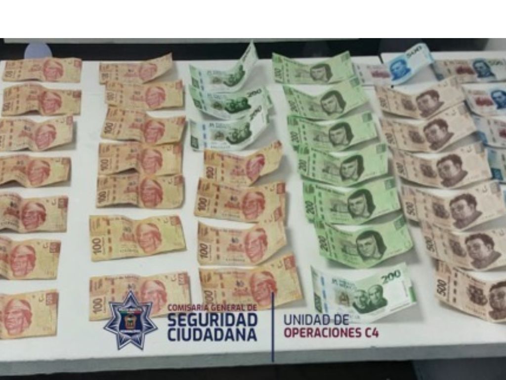 Algunos de los billetes apócrifos que se localizaron junto con impresoras y equipo utilizado para su elaboración. /AMEXI