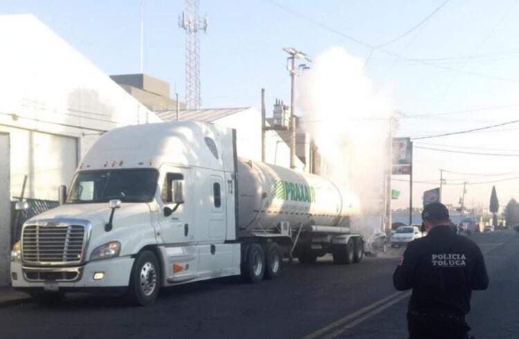 Fuga de nitrógeno provoca pánico y cierres viales, en Toluca
