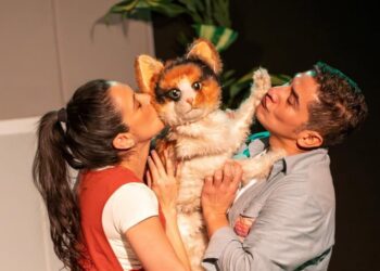Escena de “Cati, Catalina, Calicó… O la maravillosa vida de la niña gato”, obra infantil que se presenta los fines de semana en el Foro La Gruta del Centro Cultural Helénico. | AMEXI/FOTO: IG @centro_cultural_helenico