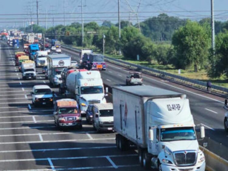 Choque en la autopista México-Puebla. Gran congestionamiento vial. AMEXI