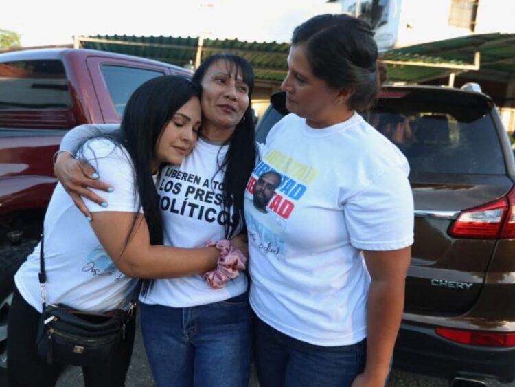 EU anuncia fases para transición en Venezuela que, a su vez, libera reos