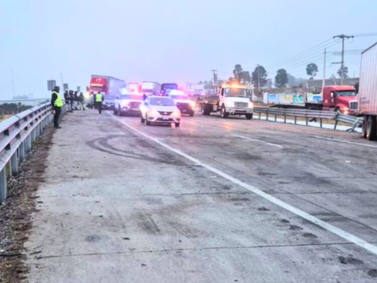 Cierre parcial y filas kilométricas tras choque en autopista a Querétaro