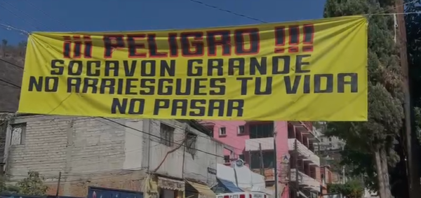 Colonos en Oaxaca improvisan barricada por socavón