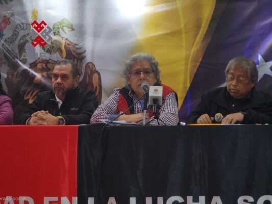 De izquierda a derecha, Rircardo Flores Bello, Secretario general del SUTIN, Aruturo Leon (Centro), Secretario General del SITUAM, y Carlos Guillen, Secretario de Relaciones del SUTIN, en la Conferencia de prensa del CNSUESIC, para denunciar que miles de trabajadores, quedaron por debajo del salario mínimo