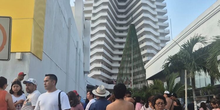 Personas permanecen en el exterior de la Costera Miguel Alemán tras el sismo de magnitud 6.5 con epicentro en Guerrero.