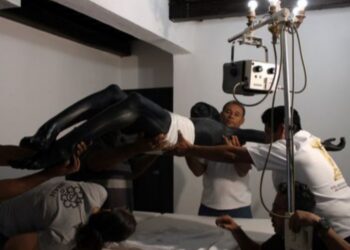 Imagen del Cristo Negro de Campeche durante el inicio de los trabajos de restauración, con especialistas realizando labores de conservación en el templo.