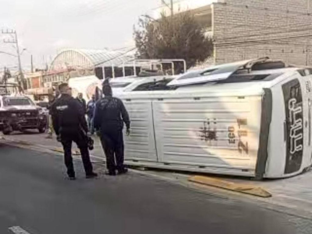 Cuatro pasajeros resultaron con lesiones debido a la volcadura. AMEXI Foto