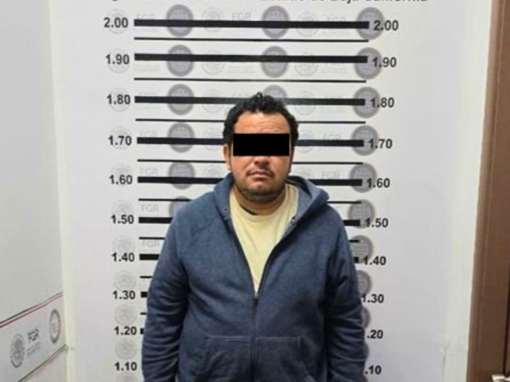Detenido en el cruce fronterizo y extraditado a México. Tenía orden de aprehensión por homicidio calificado. 