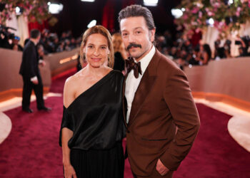 Diego Luna y Marina de Tavira se roban miradas en los Golden Globes