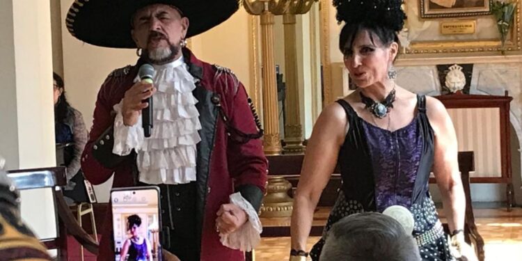 Sergio Arau y Yareli Arizmendi posan caracterizados en el Teatro de la Ciudad Esperanza Iris durante la presentación de su espectáculo “Tocada y Fuga”.