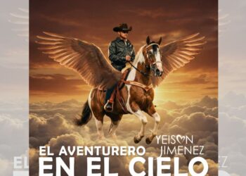 Cantantes de música popular colombiana vestidos de blanco brindan unidos en la escena final del video homenaje “El Aventurero en el Cielo”, dedicado a Yeison Jiménez.