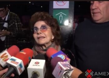 Madre y representante de Lucero durante una entrevista, sonríe mientras habla sobre su apoyo familiar y la carrera artística de su hija.