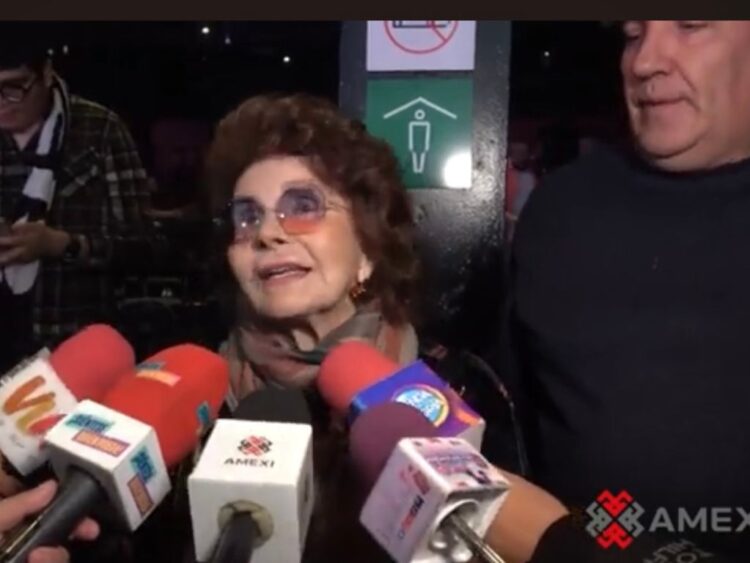 Madre y representante de Lucero durante una entrevista, sonríe mientras habla sobre su apoyo familiar y la carrera artística de su hija.