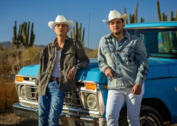 Edgardo Nuñez y Juanpa Salazar avanzan en una pickup azul por el desierto de Hermosillo durante la grabación del video oficial de “Es Por Ti”.