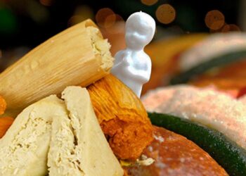 Personas celebran el Día de la Candelaria con tamales y figuras del Niño Jesús en un entorno festivo y cultural en México.